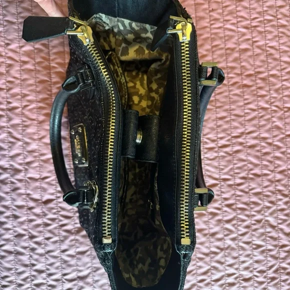 Guess Brand Purse - Picture 6 of 10